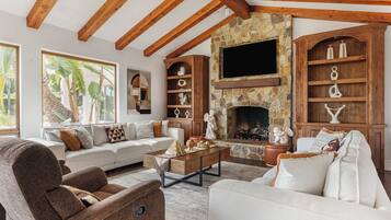 House (6 Bedrooms) | Interior