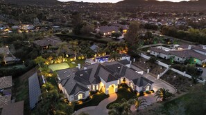 A residential area with houses, a swimming pool, and a large house with a driveway. - Barrel & Crest by Avantstay Hillside Estate + Resort Pool + Putting Green Near Lake Poway & Golf Sleeps 20 (Poway)