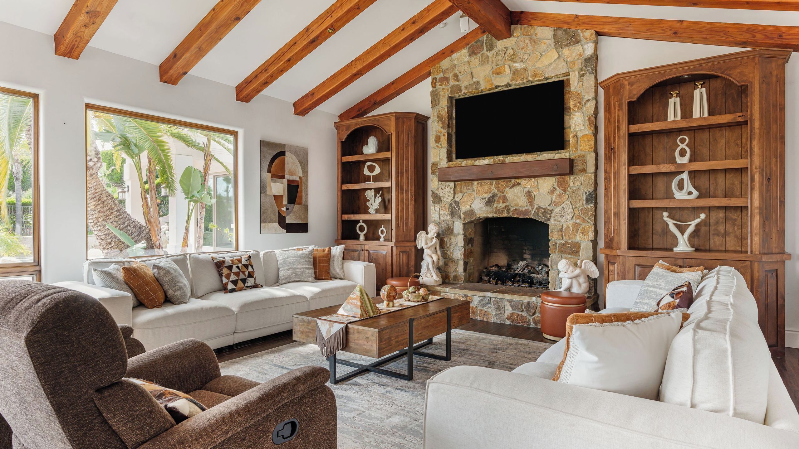 House (6 Bedrooms) | Interior