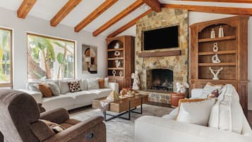 House (6 Bedrooms) | Interior