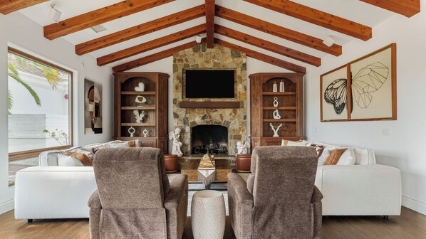 House (6 Bedrooms) | Interior
