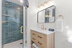 Shower, hair dryer - Modern Stowe Retreat: New Build near Skiing&Town (Stowe)