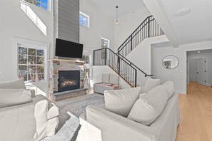 TV, fireplace - Modern Stowe Retreat: New Build near Skiing&Town (Stowe)