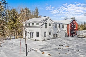 Exterior - Modern Stowe Retreat: New Build near Skiing&Town (Stowe)