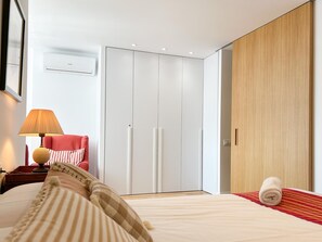 2 bedrooms, iron/ironing board, Internet, bed sheets - Modern, Open-plan attic apartment, large terrace (Vilanova i la Geltru)