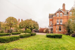 Exterior - Beautiful 5 Bedroom Home in Evesham (Evesham)