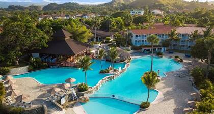 Steps from the Beach, Relaxing 1 or 2-Bed Junior Suite w/ Balcony & Jacuzzi