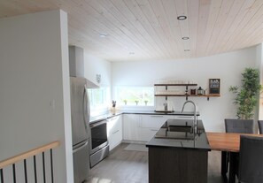 Fridge, microwave, coffee/tea maker, toaster - Grizzly de Charlevoix 5: Hot Tub, Scenic Views (Baie-Saint-Paul)