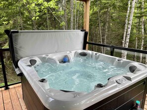 Outdoor spa tub - Grizzly de Charlevoix 5: Hot Tub, Scenic Views (Baie-Saint-Paul)