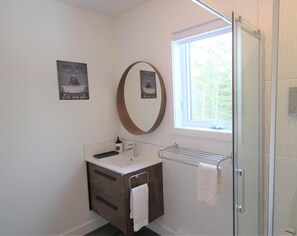 Shower, hair dryer - Grizzly de Charlevoix 5: Hot Tub, Scenic Views (Baie-Saint-Paul)