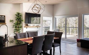 Dining - Grizzly de Charlevoix 5: Hot Tub, Scenic Views (Baie-Saint-Paul)