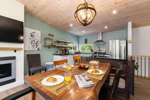 Dining - Nature de Charlevoix 7: Nature Views & Hot Tub (Baie-Saint-Paul)