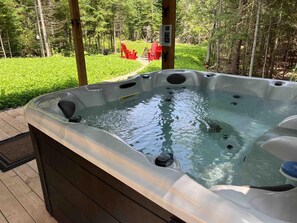 Outdoor spa tub - Nature de Charlevoix 7: Nature Views & Hot Tub (Baie-Saint-Paul)