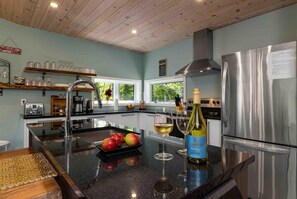 Coffee/tea maker, fridge, microwave, oven - Nature de Charlevoix 7: Nature Views & Hot Tub (Baie-Saint-Paul)