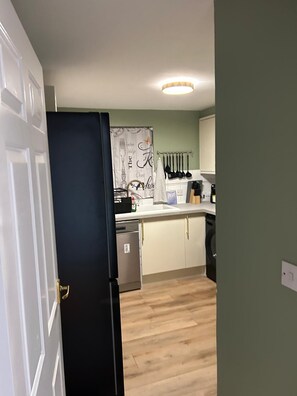 Microwave, oven, stovetop, dishwasher - Staxbnb is a fully furnished and serviced premium 3 Bedroom London home (Greater London)
