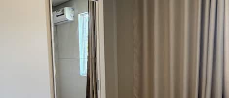 Tabla de planchar con plancha, wifi, ropa de cama