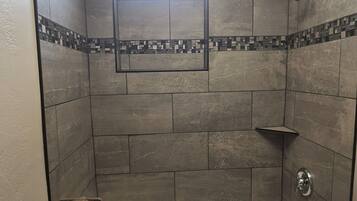 Haartrockner, Handtücher, Seife, Toilettenpapier
