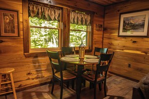 Dining - Secluded Cabin + Hot Tub Hocking Hills (McArthur)