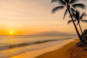 Ein Strand mit Palmen und einem Sonnenuntergang.