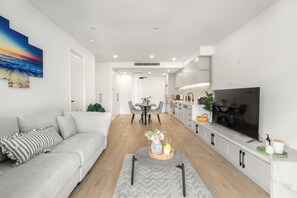 Smart TV, books - ⭐️5-Star Luxury 2BR Getaway • Scenic Terrace & Views • Walk to Train & Beach (Thirroul)