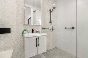 Hair dryer, towels, soap, shampoo - ⭐️5-Star Luxury 2BR Getaway • Scenic Terrace & Views • Walk to Train & Beach (Thirroul)