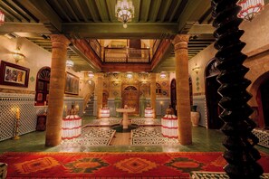 المنشأة من الداخل