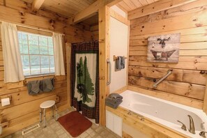 Shower, jetted bath, towels - Mountain Paradise: Free Tickets/ Mnt Views (Sevierville)