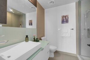 Bathroom - CN Tower View - Parking/Pool/Downtown (Toronto)