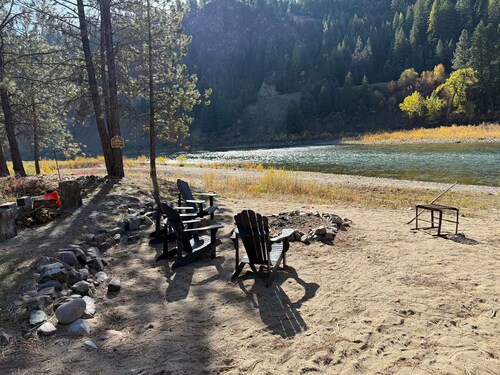 Riverfront Home On the Beautiful Clark Fork River  Sleeps 8 Relax and Unwind