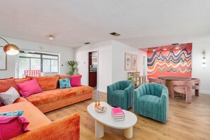 TV, table football, offices - Tropical pop art getaway w Pool & Game Room (Clearwater)