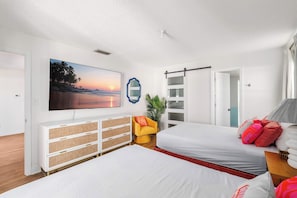 4 bedrooms, desk, iron/ironing board, WiFi - Tropical pop art getaway w Pool & Game Room (Clearwater)