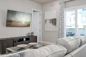 TV, offices - Reunion Condo: Golf Views, Pools & Theme Park Fun! (Kissimmee)