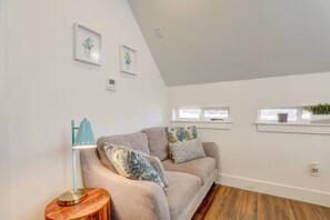 Living area - Private Highlands 1BR | Vaulted Ceilings (Denver)