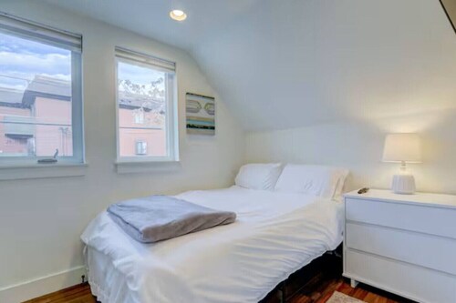 Private Highlands 1BR | Vaulted Ceilings