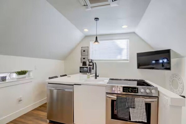Private kitchen - Private Highlands 1BR | Vaulted Ceilings (Denver)