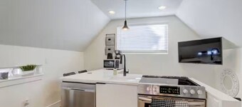 Private Highlands 1BR | Vaulted Ceilings