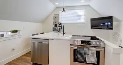 Private Highlands 1BR | Vaulted Ceilings