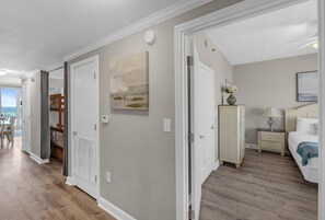 3 habitaciones, tabla de planchar con plancha, wifi y ropa de cama 