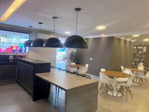 Dining - Super practical and functional apartment, 5 minutes from the beach, complete leisure facilities, 2 parking spaces. (Bertioga)