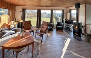 TV, fireplace - Nice home in Karrebæksminde with WiFi (Karrebæksminde)