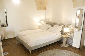Escritorio, wifi gratis y ropa de cama 