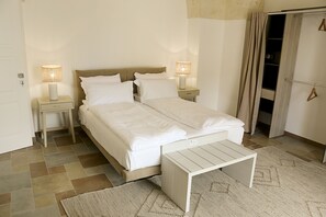 Escritorio, wifi gratis y ropa de cama 