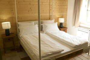 Escritorio, wifi gratis y ropa de cama 