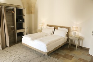 Escritorio, wifi gratis y ropa de cama 