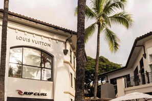 A building with a Louis Vuitton store and a Rip Curl store. - Studio w/ pool & beach access (Kihei)