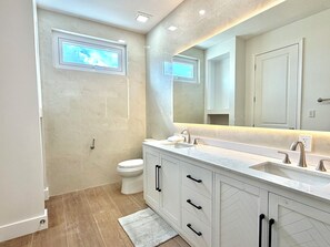 Superior Ocean Mist Oceanview Villa 3 | Bathroom | Towels, soap, shampoo, toilet paper - Coconut Bay Bahamas (Salt Pond)