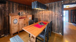 Ein Essbereich aus Holz mit Tisch, Stühlen und einer Bank.