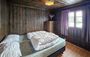 3 bedrooms, travel cot - 3 bedroom gorgeous home in Vinje (Vinje)