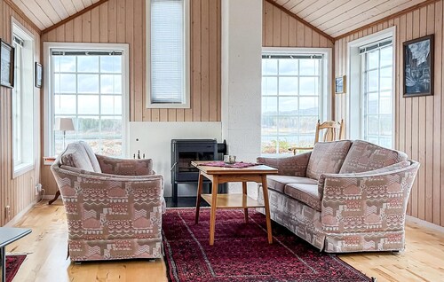 2 bedroom beautiful home in Indre Nerøy