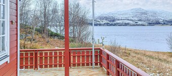 Lovely home in Botenhamn with house sea view